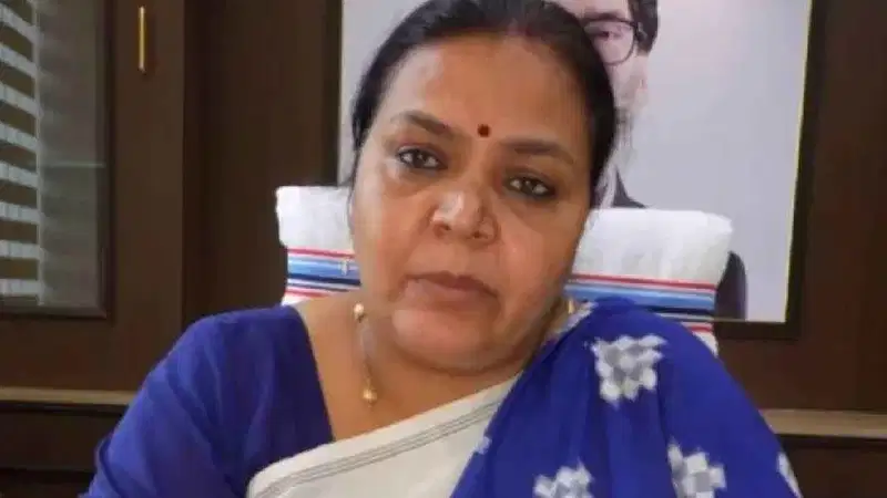 मंत्री दीपिका पांडेय सिंह से मुलाकात करते कांग्रेस प्रभारी के. राजू